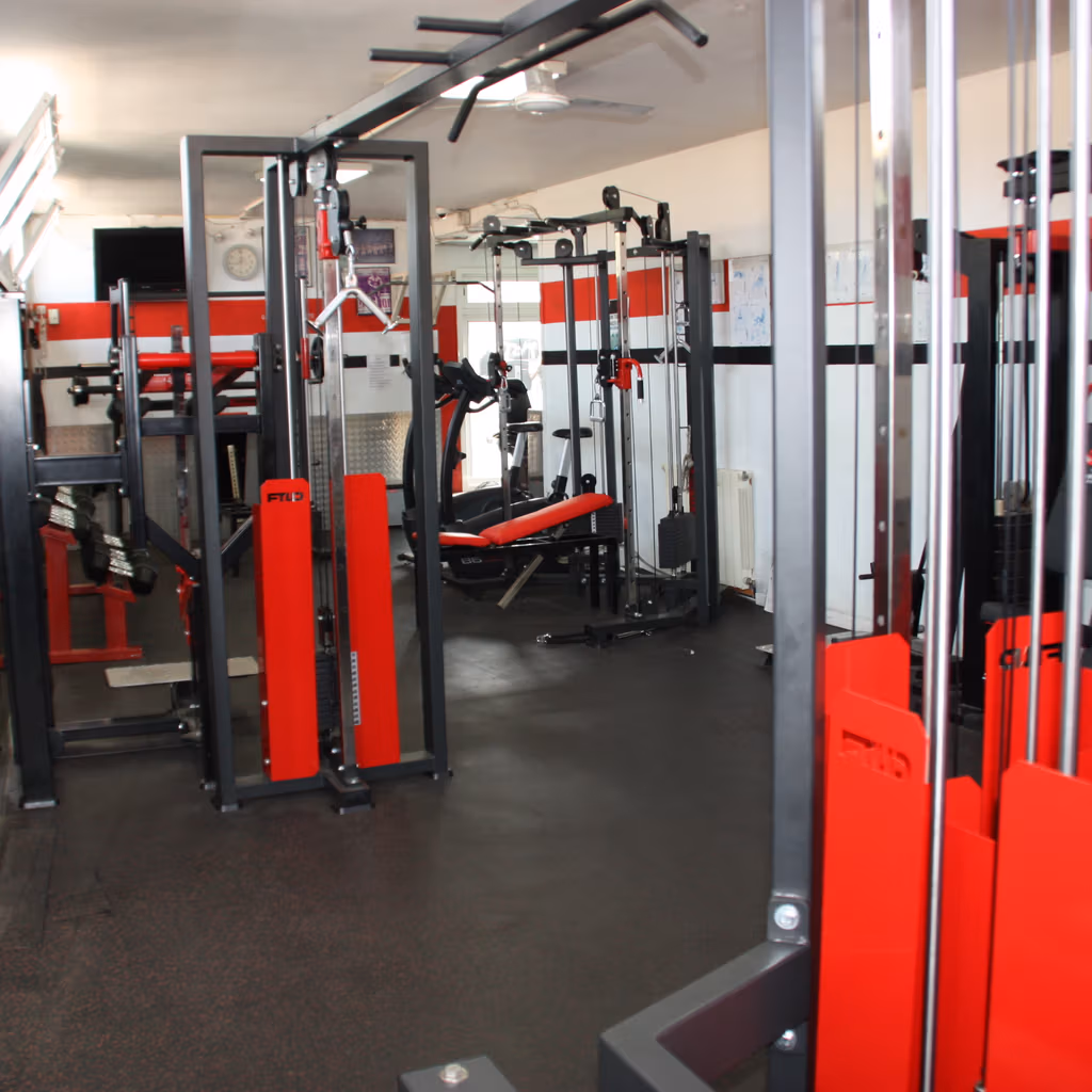 Sala de musculació amb màquines, peses i barres d'entrenament
