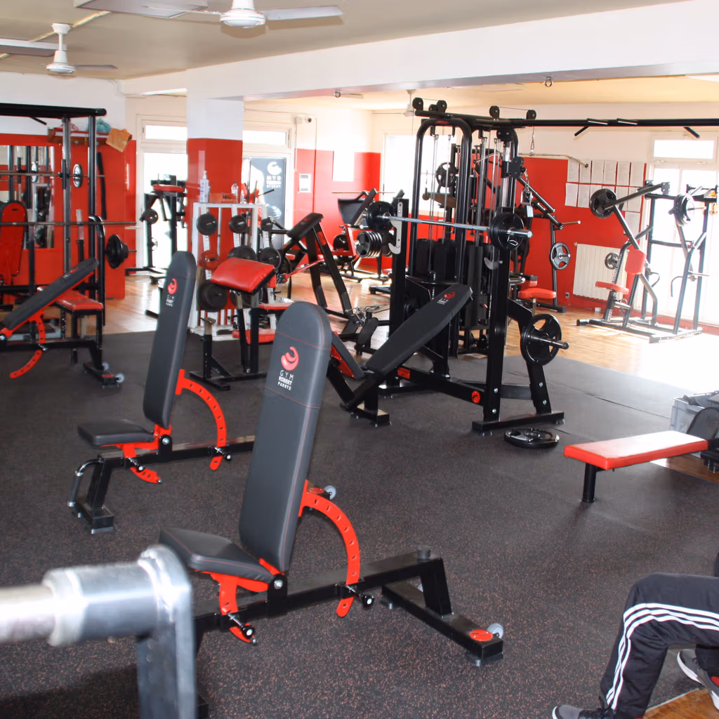 Sala de musculació amb màquines, peses i barres d'entrenament