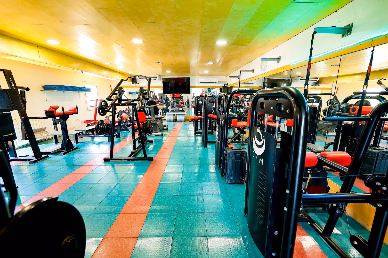 Sala de musculació amb màquines professionals