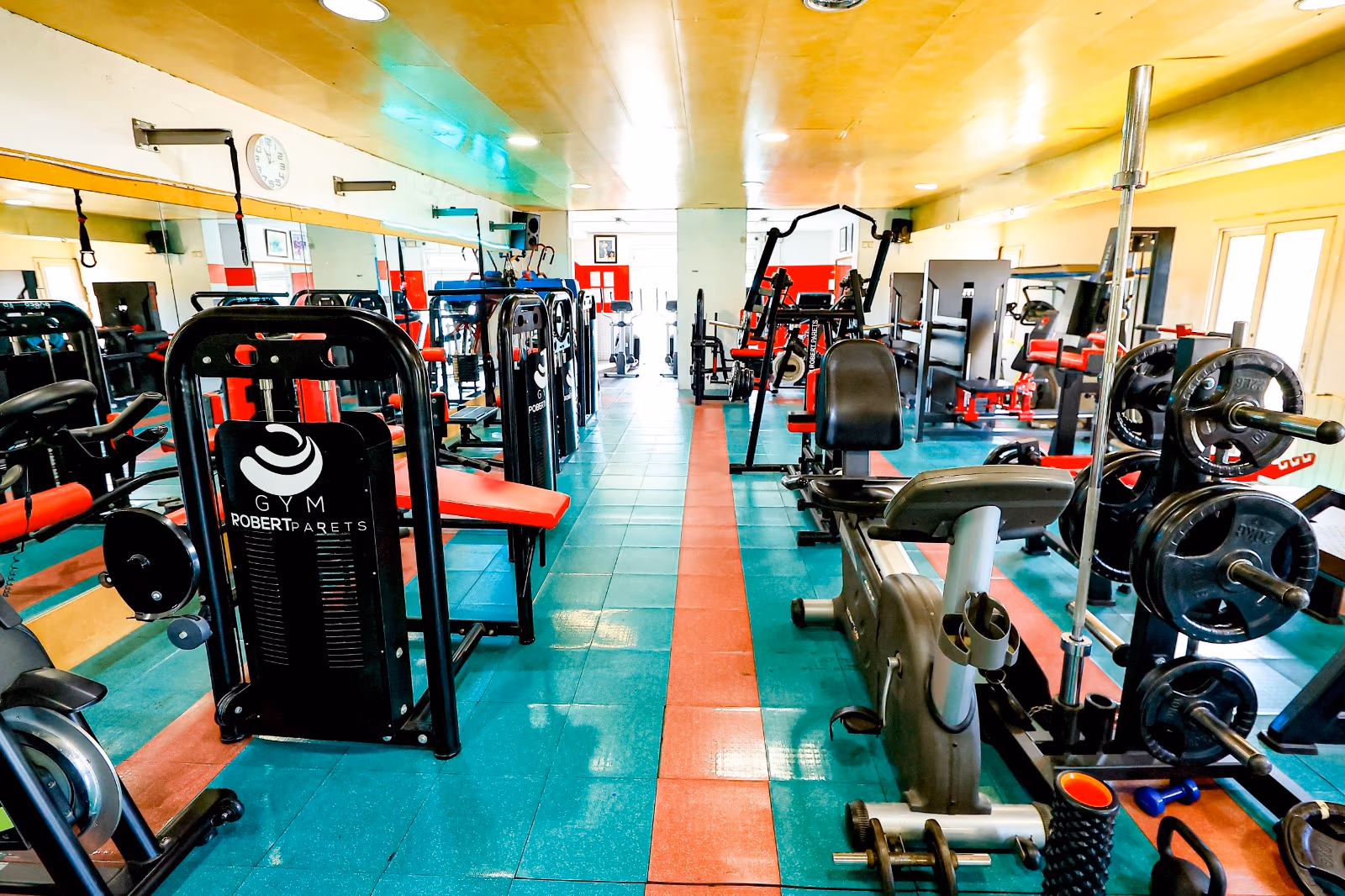 Sala de musculación del Gimnàs Robert con pesas, discos y barras