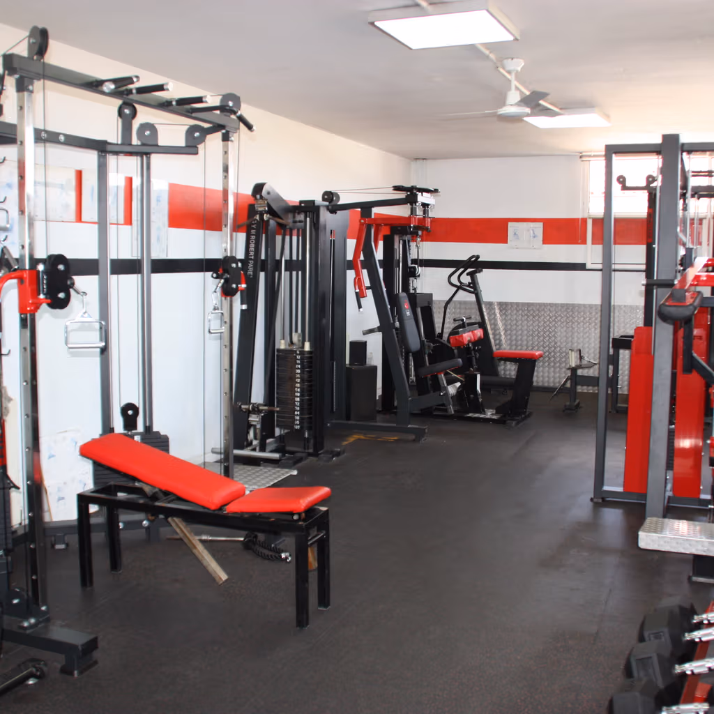 Sala de musculació amb màquines, peses i barres d'entrenament